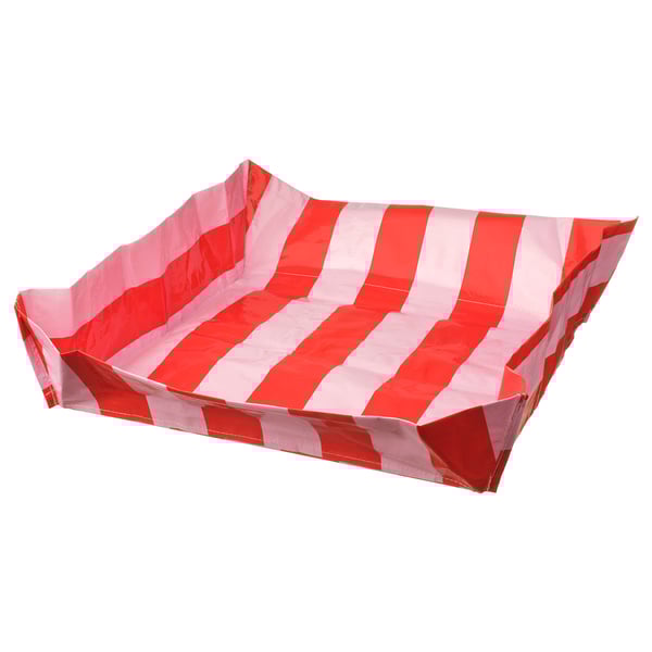 Unha tenda de raias vermellas e brancas. A tenda é de forma cadrada cun material reflectante.