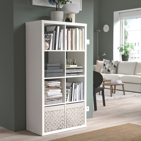 Caixa branca DRÖNA en estante kallax con libros, decoración neutra.