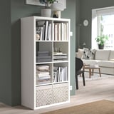 Caixa branca DRÖNA en estante kallax con libros, decoración neutra.