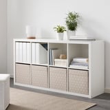Estante de libros brancos con caixas de almacenamento beured, con libros, plantas e decoración.