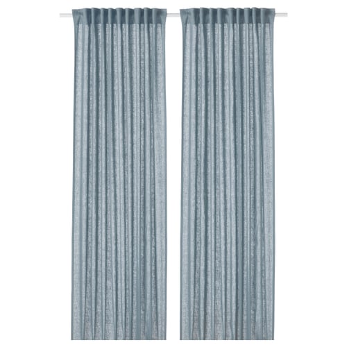 Dúas cortinas de gris azul colgan xunto a outro, cunha textura de liño sutil e esmagado para un aspecto casual, cunha cinta de cabeceira para unha fácil instalación.