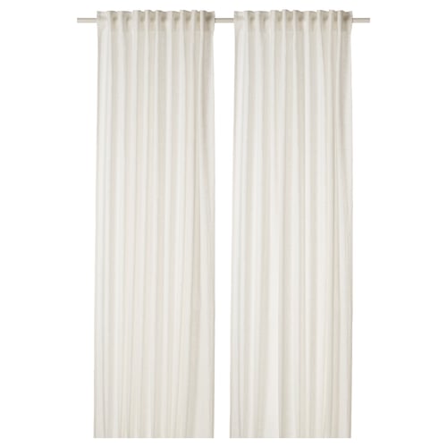 As cortinas de liño branco colgan rectas, ofrecendo privacidade con tecido transparente.