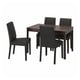 Un conxunto de comedor EKEDALEN cunha mesa rectangular marrón escuro e catro cadeiras de coiro negro.