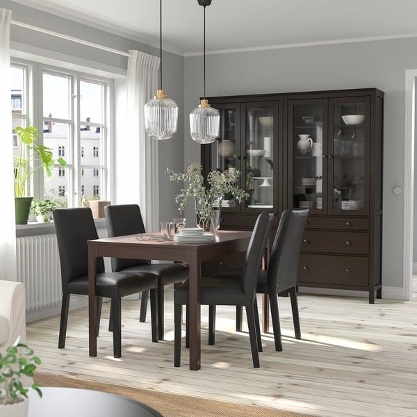 Configuración de comedor moderna con mesa e cadeiras EKEDALEN marrón escuro, armario elegante e elegantes luces colgantes.