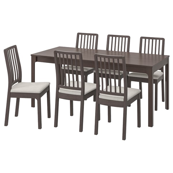 Mesa de comedor rectangular marrón escuro e seis cadeiras correspondentes, catro con asentos de tecido, todos con respaldos verticais.