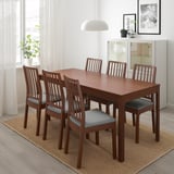 Conxunto de comedor EKEDALEN con mesa extensible e catro cadeiras de brazos, coxíns marróns cálidos e grises, comedor minimalista.