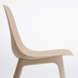 Cadeira minimalista con respaldo e asento liso e curvo, feita de composite de plástico de madeira resistente, mostrada en beige neutro.