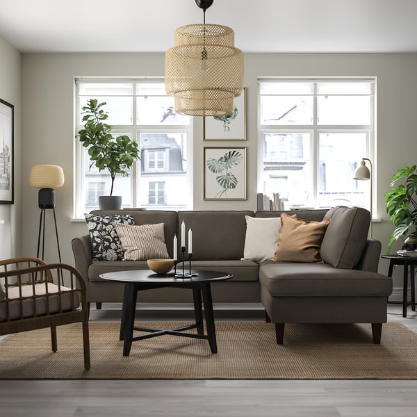 Sofá seccional gris EKHOLMA con cuberta lavable e coxíns na sala de estar.