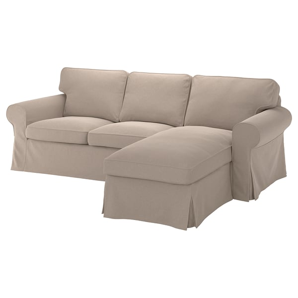 Sofá seccional beige EKTORP con coxíns de peluche, brazos de rolo e liñas limpas.