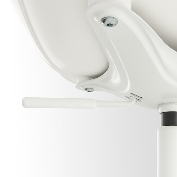 Cadeira de oficina axustable con elegante deseño branco e mecanismo de freo.