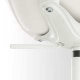 Cadeira de oficina axustable con elegante deseño branco e mecanismo de freo.