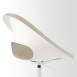 Cadeira de oficina beige moderna con deseño elegante sobre fondo branco.