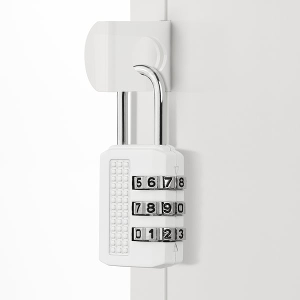 Un cadeado combinado branco con tres filas de números, mostrando os códigos 5678, 7890 e 0123. A cadea de prata está aberta, revelando un mecanismo de bloqueo seguro.