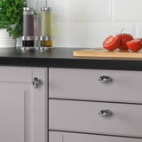 Armario de cociña con pomos ENERYDA cromado. Countertop ten tomates cortados e dispensadores de aceite.