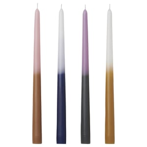 Catro velas conicas de cores en marrón, azul, verde e beige con cores esvaecidas, de pé.