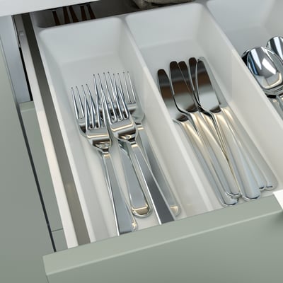 Bandexa de utensilios con compartimentos, organizada con garfos e culleres, cubertas de prata nun caixón lixeiro.