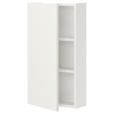 Un armario branco montado na parede con dous estantes da serie ikeas ENHET, deseñado para almacenamento de cociña, baño ou lavandería.