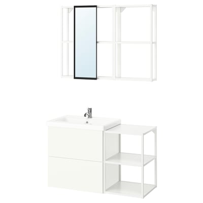 Unha configuración de baño moderna branca, incluíndo un lavabo montado na parede cun armario, un espello deslizante e estantes abertos.
