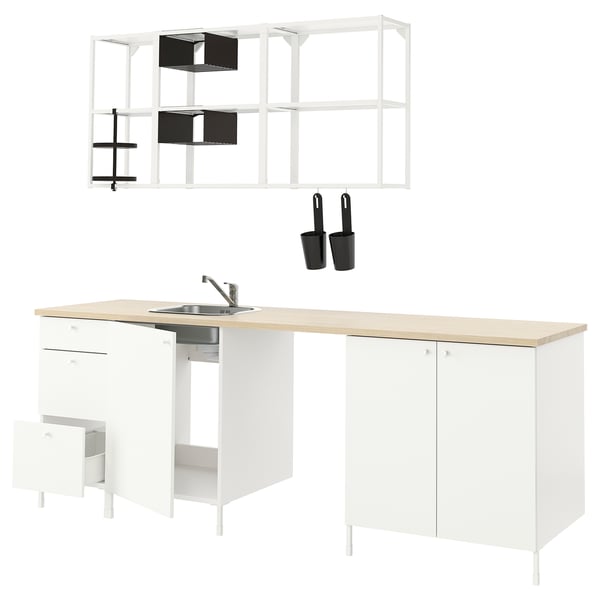 Configuración moderna de cociña branca con mostrador de luz, lavabo integrado, estantes abertos e accesorios.