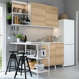 Cociña moderna con armarios ikea ENHET, neveira, mostrador de bar e lavabo.