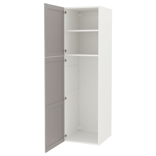 Un armario branco alto con portas grises, dous estantes e seis ganchos. Está deseñado para almacenamento en cociñas ou lavanderías.