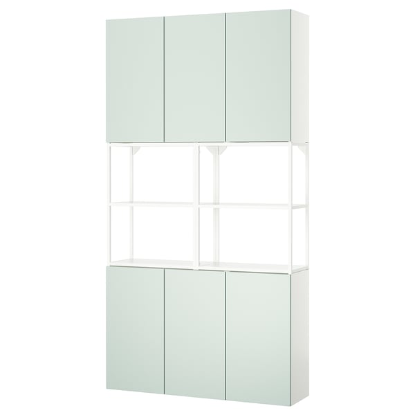 Unha combinación de almacenamento ENHET en verde pálido. É unha unidade alta con armarios pechados na parte superior e inferior e estantes abertos no medio.