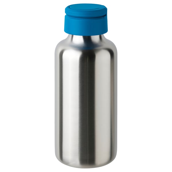 Unha elegante botella de auga de aceiro inoxidable prateado cunha tapa de mango azul, deseñada para un fácil transporte e durabilidade.