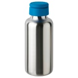 Unha elegante botella de auga de aceiro inoxidable prateado cunha tapa de mango azul, deseñada para un fácil transporte e durabilidade.