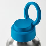 Botella de auga de aceiro inoxidable con tapa azul e mango.