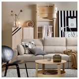 Sala de estar moderna con sofá ESKILSTUNA beige, mesa de café de madeira, cadeira de brazos gris e decoración natural.