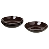 Imaxe de tres cuncas de gres FÄRGKLAR negro apiladas, elegantes e elegantes para servir varias comidas.