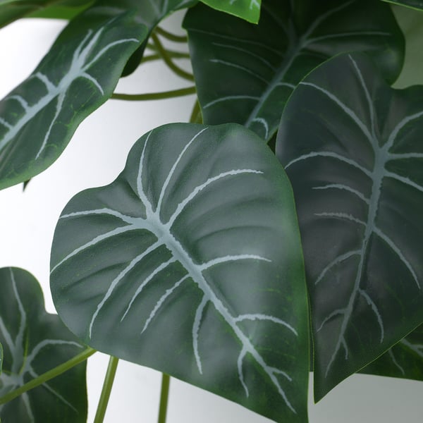Primeiro plano de follas de plantas verdes artificiais. Patróns detallados, realistas, seguramente unidos aos talos.