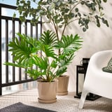 Balcón con plantas FEJKA, mesa, cadeira e lanterna