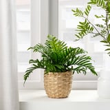 Planta artificial en vaso en cesta tecida na xanela. Realista, de baixo mantemento, interior / exterior.