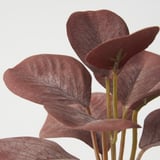 Flores artificiais con pétalos marrón-avermellados brillantes, talos detallados e textura realista.