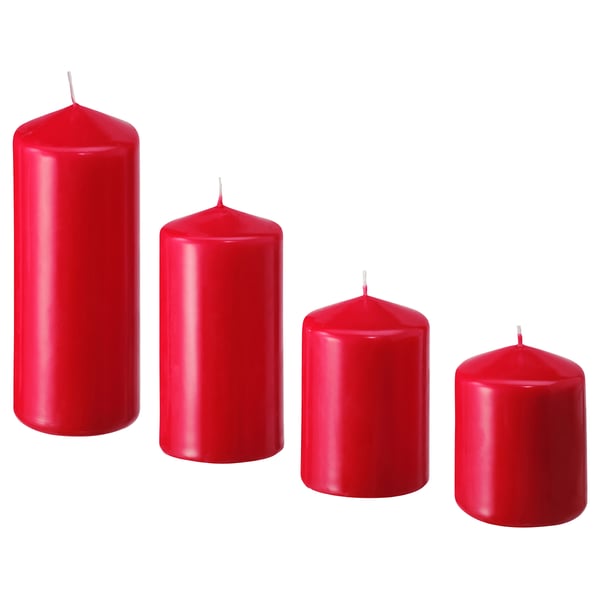 Catro velas vermellas altas en forma sinxela cilíndrica, agrupadas. Feito de parafina e cera de orixe vexetal, cada un cun vimbio de algodón.