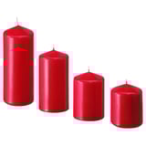 Catro velas vermellas altas en forma sinxela cilíndrica, agrupadas. Feito de parafina e cera de orixe vexetal, cada un cun vimbio de algodón.