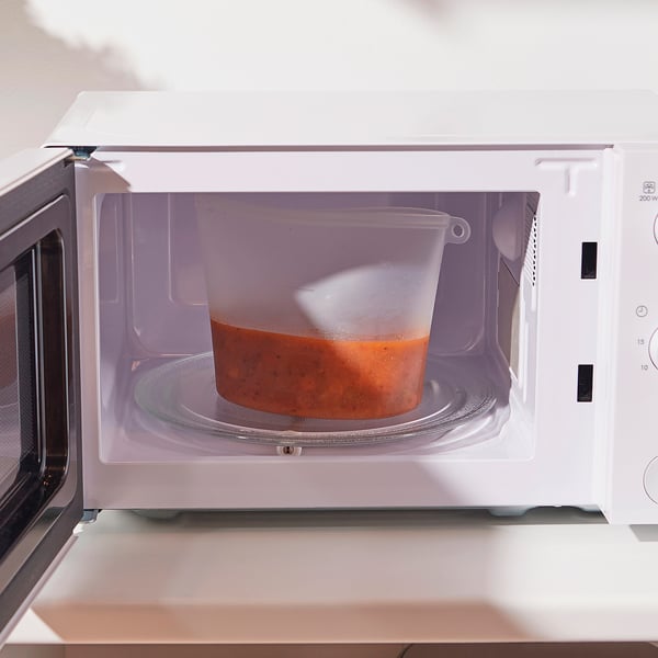 Comida no microondas nunha bolsa transparente e re-sellable.