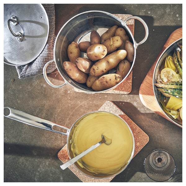 Conxunto de utensilios de cociña FINMAT: potas con comida.