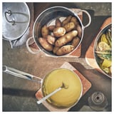 Conxunto de utensilios de cociña FINMAT: potas con comida.