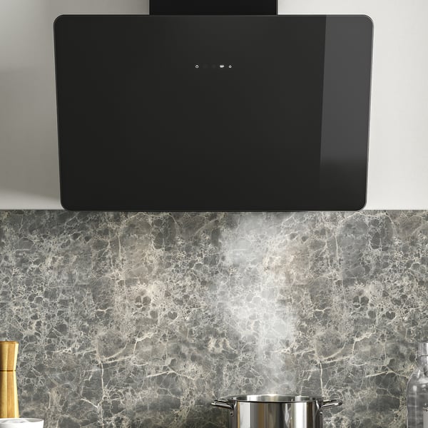 Capucha negra con luces led extrae vapor.