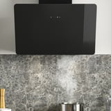 Capucha negra con luces led extrae vapor.
