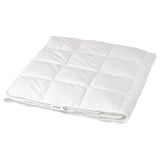 Un duvet branco FJÄLLBRÄCKA cun patrín de punto de caixa, dobrado ordenadamente, con algodón suave e recheo de penuxe.