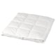 Opción: Un duvet branco FJÄLLBRÄCKA cun patrín de punto de caixa, dobrado ordenadamente, con algodón suave e recheo de penuxe.