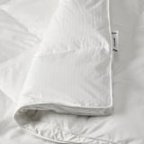 Un luxoso piñeiro de abaixo branco de ikea FJÄLLHAVRE, ben dobrado con paredes laterais cosidas para unha maior calor e suave.
