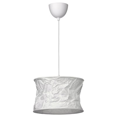 Lámpada colgante branca FJÄLLMIL con paralume de papel esnaquizado.