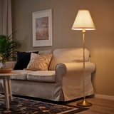 Sala de estar moderna con lámpada FLYGHÖJD, sofá beige, plantas e arte de parede.