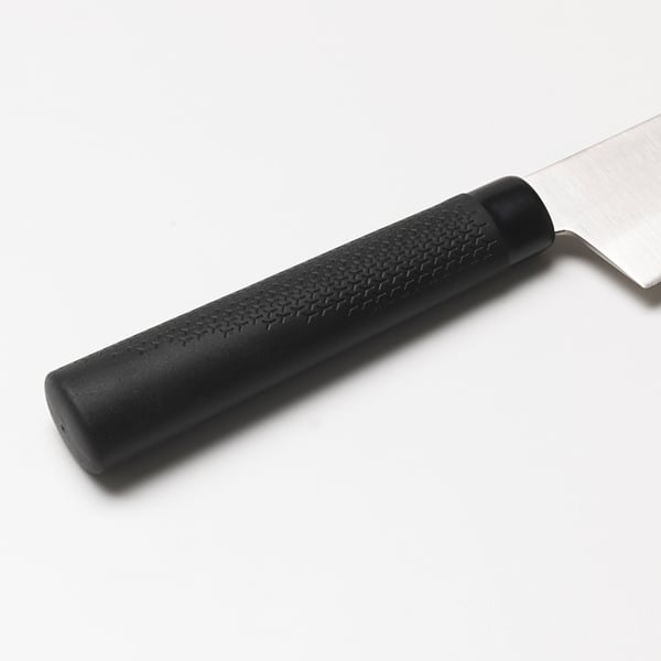 Primeiro plano de coitelo de cociña de alta calidade cun mango negro robusto e texturizado e lámina afiada de aceiro inoxidable.