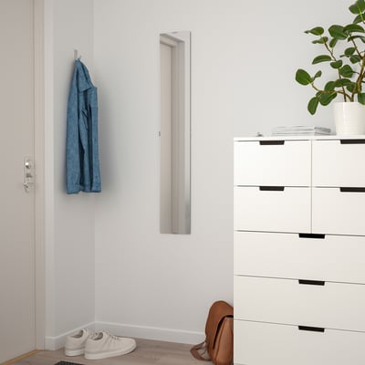 Espello branco pequeno, FREBRO, vertical, entre gancho con chaqueta azul e armario branco.