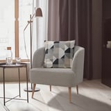 Cadeira minimalista moderna, FULLÖSA en tweed gris con almofada. A través da mesa de vidro, acolledora e amigable para a decoración.